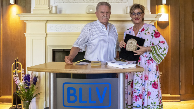VBE Ehrenvorsitzender Dr. Ludwig Eckinger verschenkt Pestalozzi-Maske an BLLV